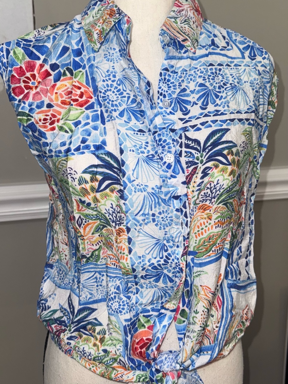 Sleeveless Blue Floral Tie-Hem Blouse - Picture 3 of 9